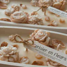 Load image into Gallery viewer, Bougie décorée Cerisier en fleurs – Moyenne ovale