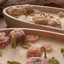 Load image into Gallery viewer, Bougie décorée Délice interdit – Grande ovale
