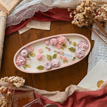 Load image into Gallery viewer, Bougie décorée Délice interdit – Grande ovale