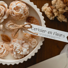 Load image into Gallery viewer, Bougie décorée Cerisier en fleurs – Moyenne ronde