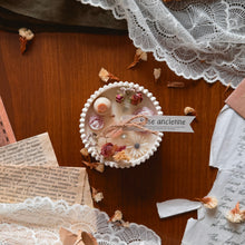 Charger l'image dans la galerie, Bougie décorée Rose ancienne – Petite ronde