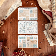 Load image into Gallery viewer, Petite planche de stickers timbres flocons d&#39;hiver - bleu et beige
