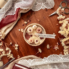 Charger l&#39;image dans la galerie, Bougie décorée Tarte aux Pommes – Petite ronde
