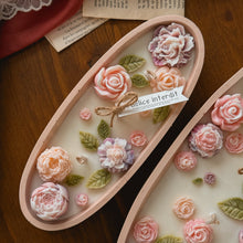 Load image into Gallery viewer, Bougie décorée Délice interdit – Moyenne ovale
