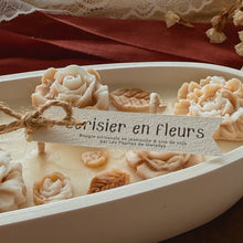 Load image into Gallery viewer, Bougie décorée Cerisier en fleurs – Moyenne ovale
