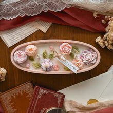 Load image into Gallery viewer, Bougie décorée Délice interdit – Moyenne ovale
