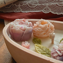 Load image into Gallery viewer, Bougie décorée Délice interdit – Moyenne ovale
