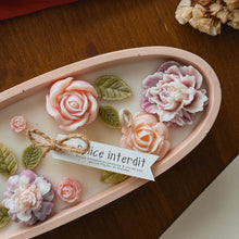 Load image into Gallery viewer, Bougie décorée Délice interdit – Moyenne ovale
