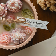 Charger l'image dans la galerie, Bougie décorée Délice interdit – Moyenne ronde
