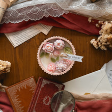 Charger l'image dans la galerie, Bougie décorée Délice interdit – Moyenne ronde
