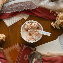 Load image into Gallery viewer, Bougie décorée Cerisier en fleurs – Moyenne ronde
