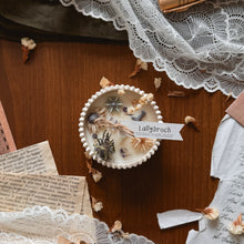 Charger l'image dans la galerie, Bougie décorée Lallybroch – Petite ronde
