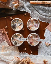 Charger l'image dans la galerie, Bougie décorée Rose ancienne – Petite ronde
